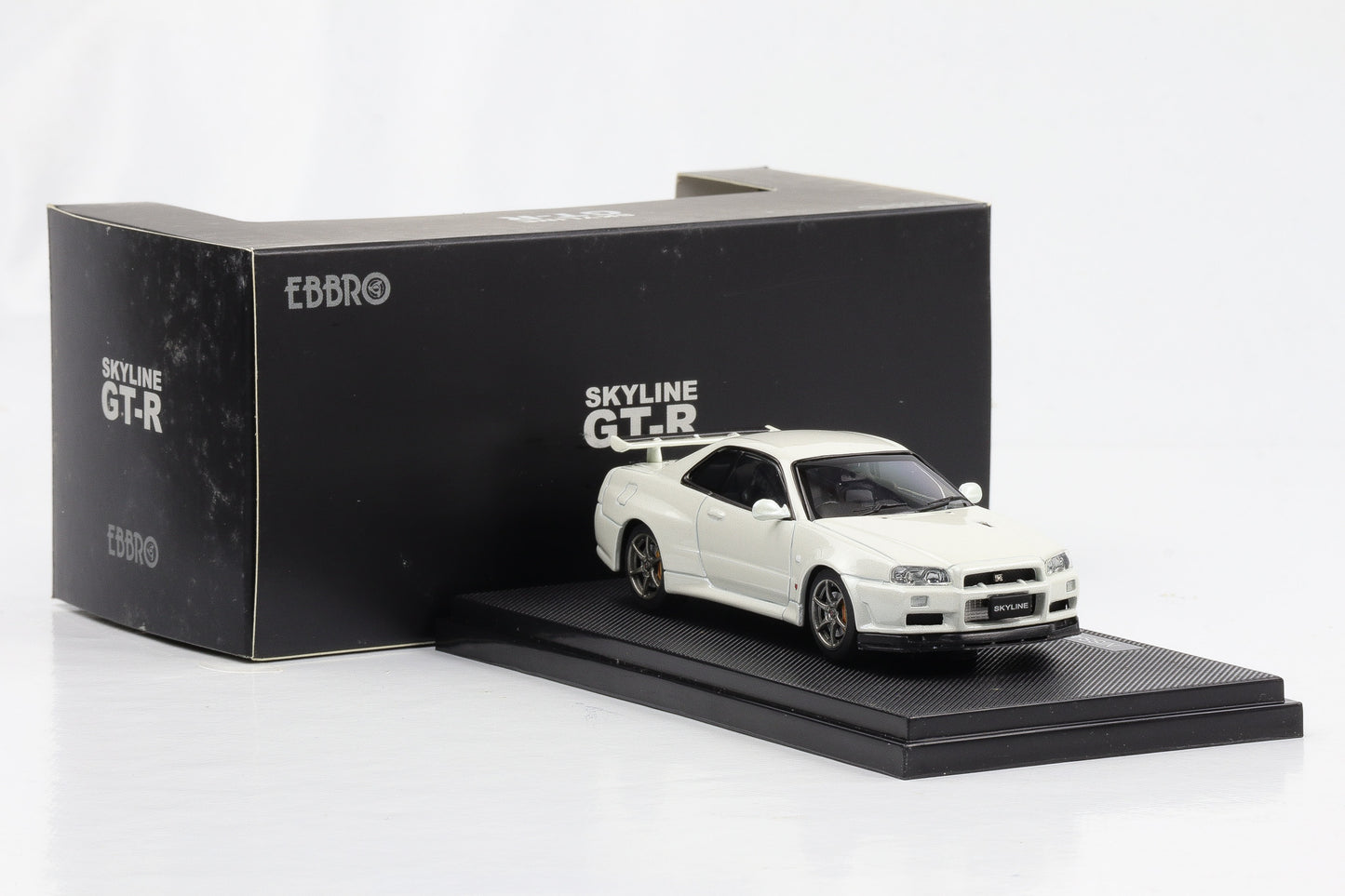 1:43 Ebbro Nissan Skyline GT-R R34 Vspec II weiß 1995