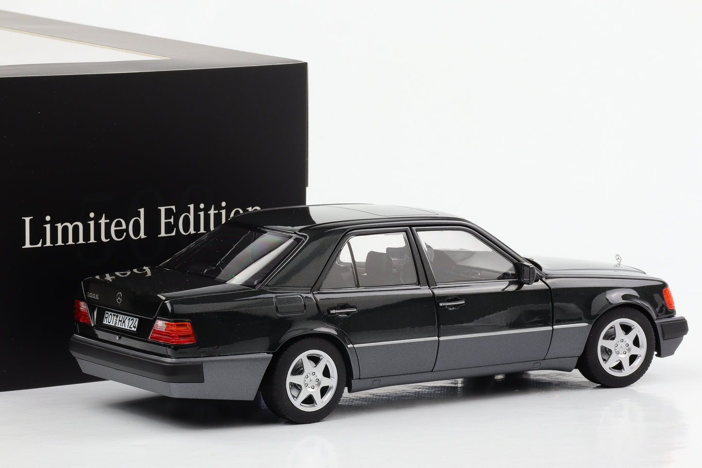 1:18 Mercedes-Benz 500 E 5.0 W124 blauschwarz metallic Norev limited 500 pcs