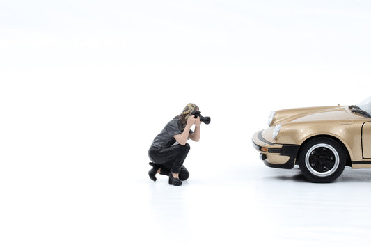 1:24 Figur Photographers Fotograf Figuren Frau kniet American Diorama 38311