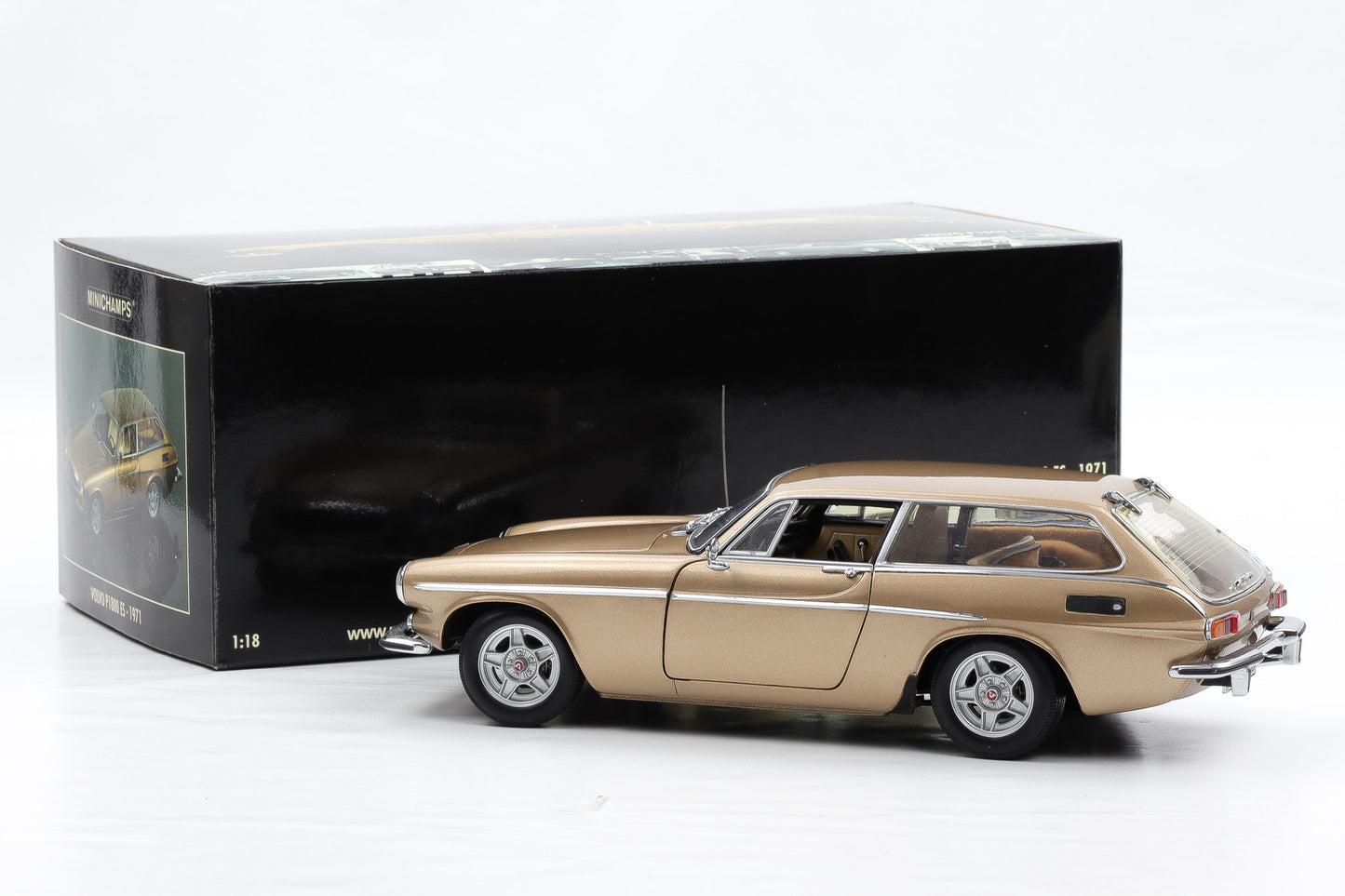 1:18 Minichamps Volvo P1800 ES 1971 gold metallic full opening
