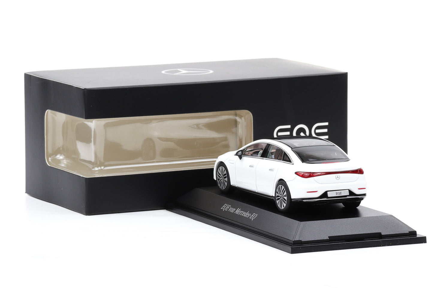 1:43 Herpa Mercedes-Benz EQ EQE V295 opalithweiß bright 2022 Dealer Acrylbox