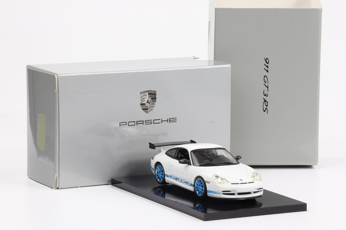 1:43 Minichamps Porsche 911 GT3 RS weiß mit blauem Schriftzug / Felgen WAP