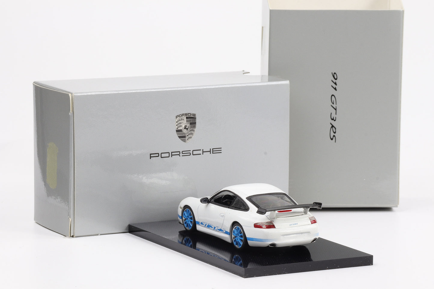 1:43 Minichamps Porsche 911 GT3 RS weiß mit blauem Schriftzug / Felgen WAP