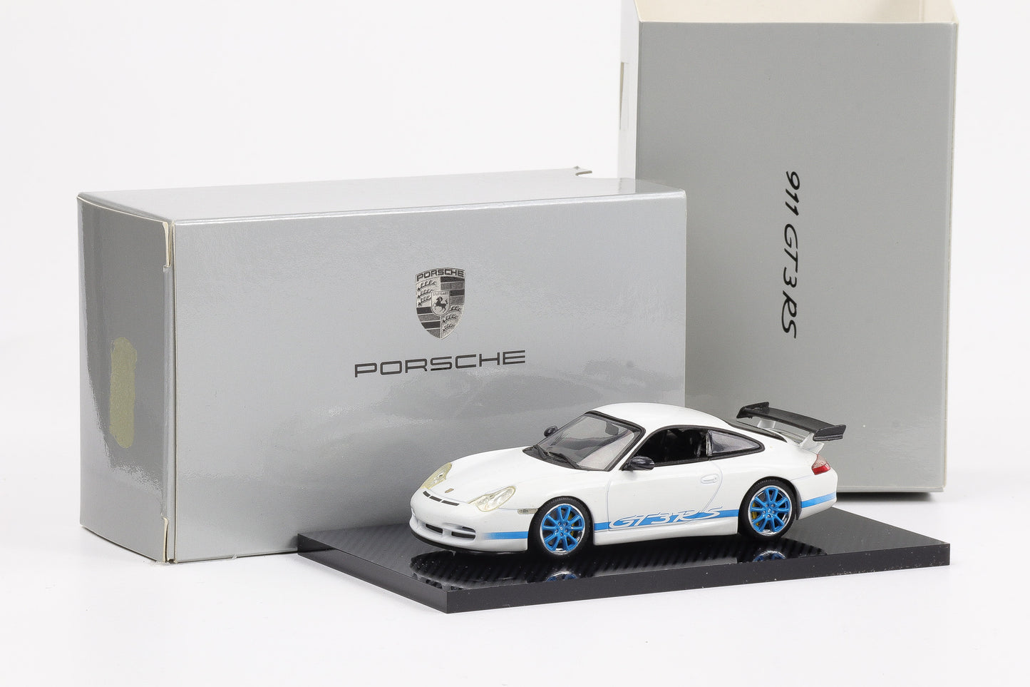 1:43 Minichamps Porsche 911 GT3 RS weiß mit blauem Schriftzug / Felgen WAP