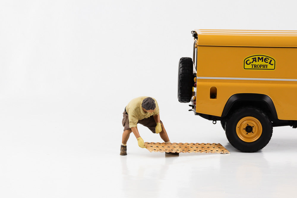 1:18 Figur Crew 4x4 Offroad Camel Trophy Mechaniker mit Fahrblech American Diorama 2