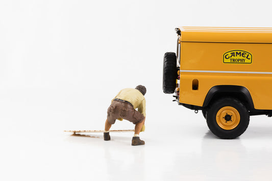 1:18 Figur Crew 4x4 Offroad Camel Trophy Mechaniker mit Fahrblech American Diorama 2