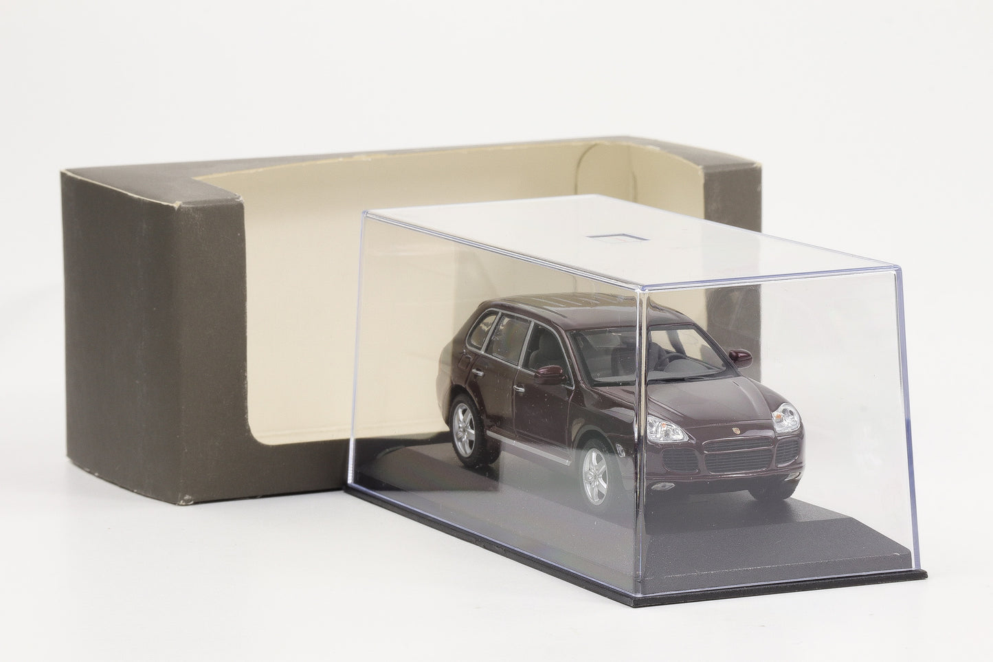 1:43 Porsche Cayenne Turbo 2002 aubergine rot metallic Minichamps WAP
