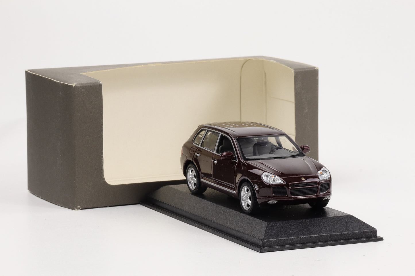 1:43 Porsche Cayenne Turbo 2002 aubergine rot metallic Minichamps WAP