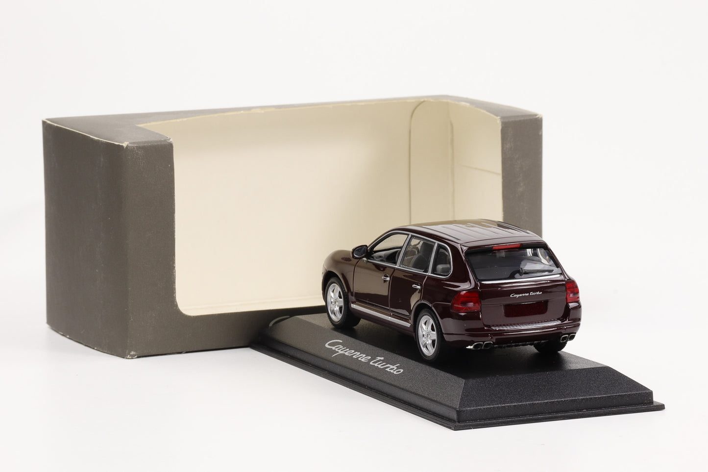 1:43 Porsche Cayenne Turbo 2002 aubergine rot metallic Minichamps WAP