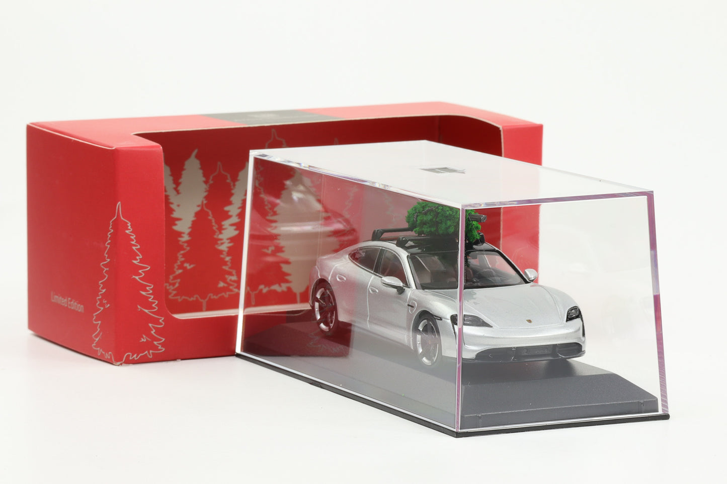 1:43 Porsche Taycan Turbo S Dolomitsilber Tannenbaum X-mas Minichamps WAP