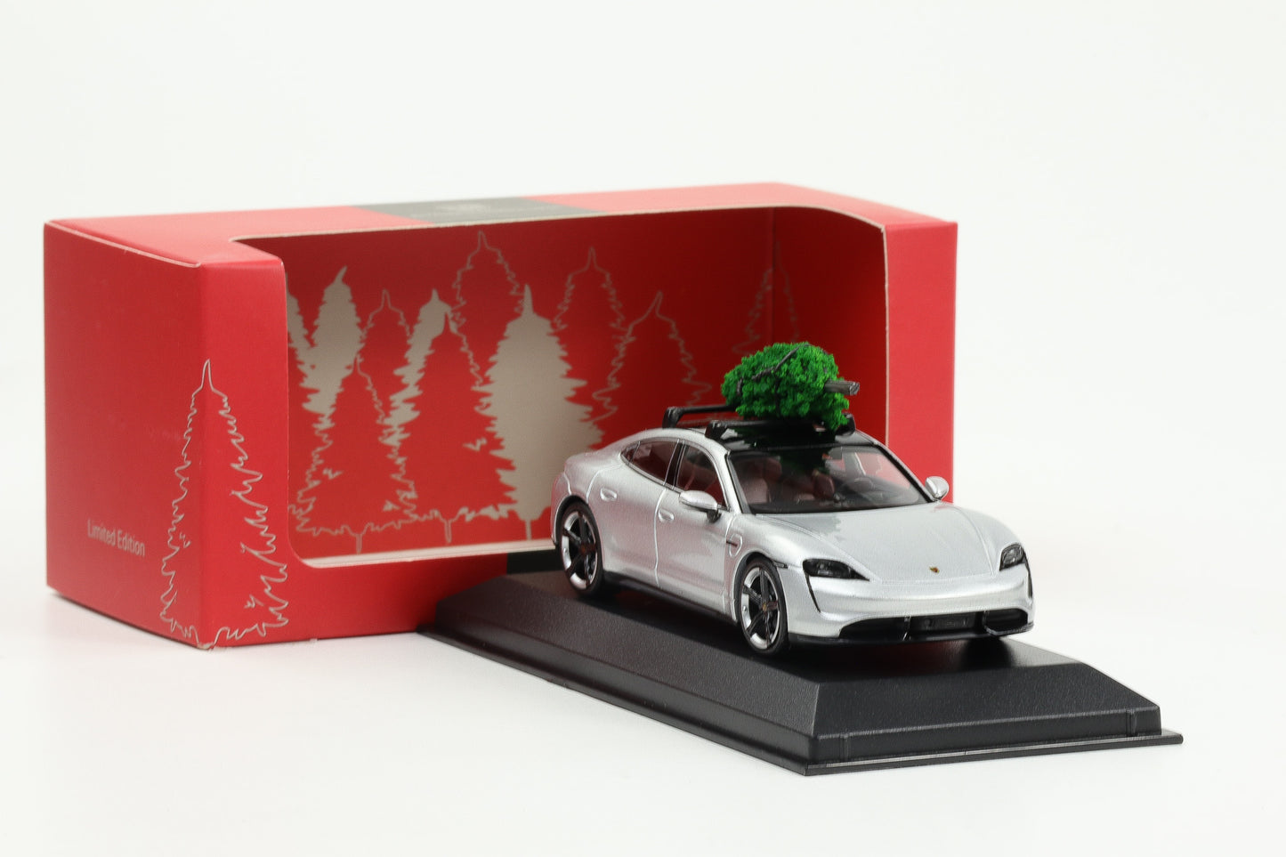 1:43 Porsche Taycan Turbo S Dolomitsilber Tannenbaum X-mas Minichamps WAP