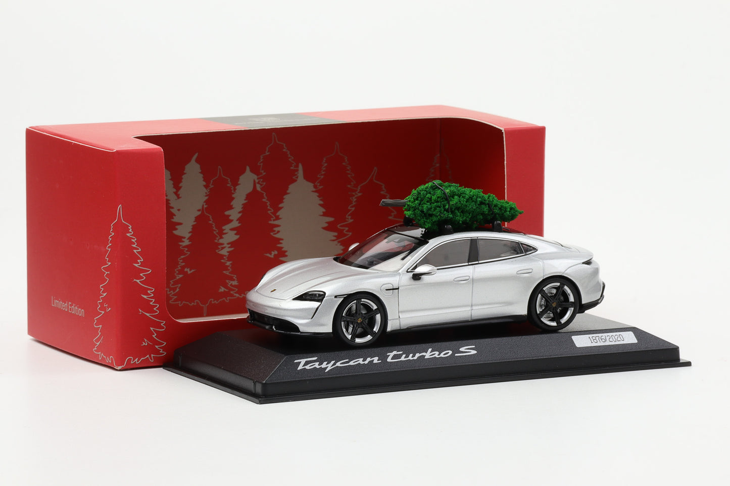 1:43 Porsche Taycan Turbo S Dolomitsilber Tannenbaum X-mas Minichamps WAP