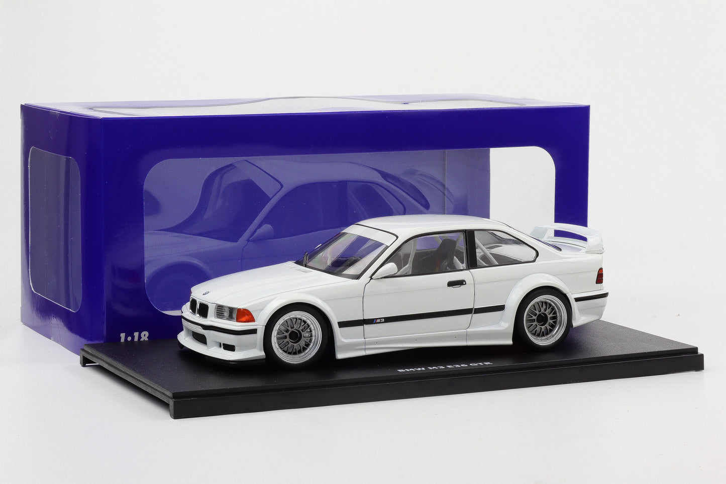 1:18 WERK83 BMW M3 E36 GTR Plain Body Street Version weiß diecast