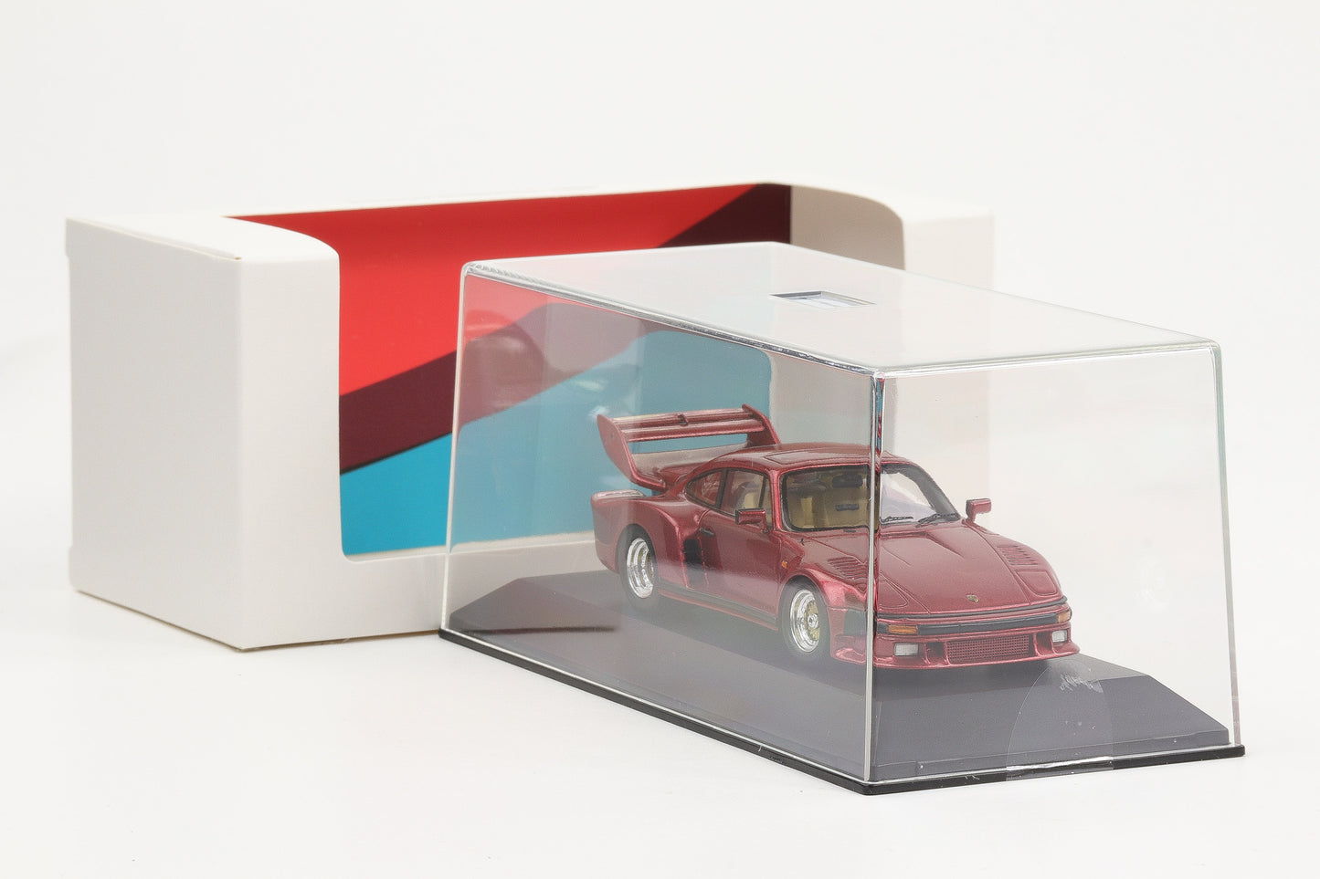 1:43 Spark Porsche 911 Turbo TAG 935 rot metallic Akram Ojjeh Museum MAP