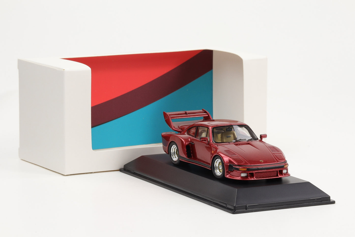 1:43 Spark Porsche 911 Turbo TAG 935 rot metallic Akram Ojjeh Museum MAP