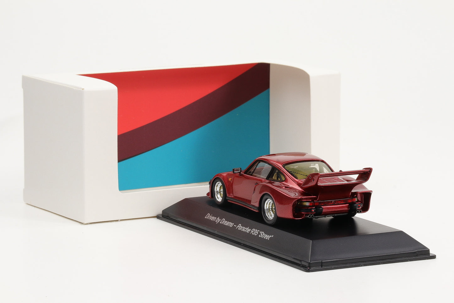 1:43 Spark Porsche 911 Turbo TAG 935 rot metallic Akram Ojjeh Museum MAP