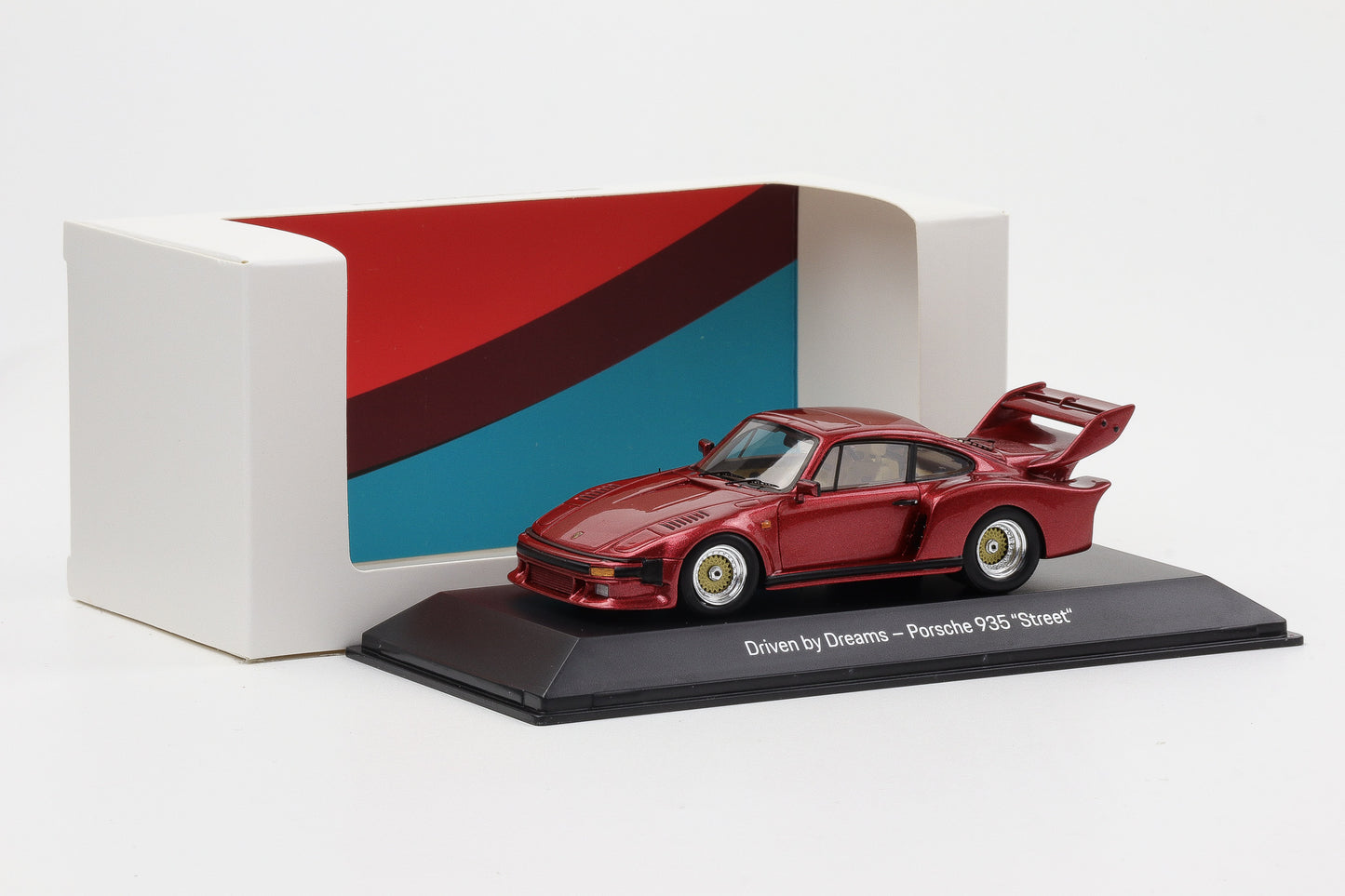 1:43 Spark Porsche 911 Turbo TAG 935 rot metallic Akram Ojjeh Museum MAP