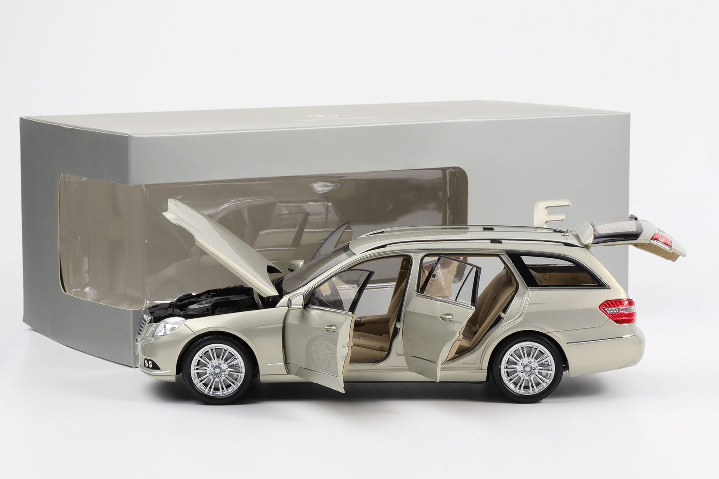 1:18 Minichamps Mercedes-Benz E-Klasse S212 T-Modell Perlbeige metallic full opening