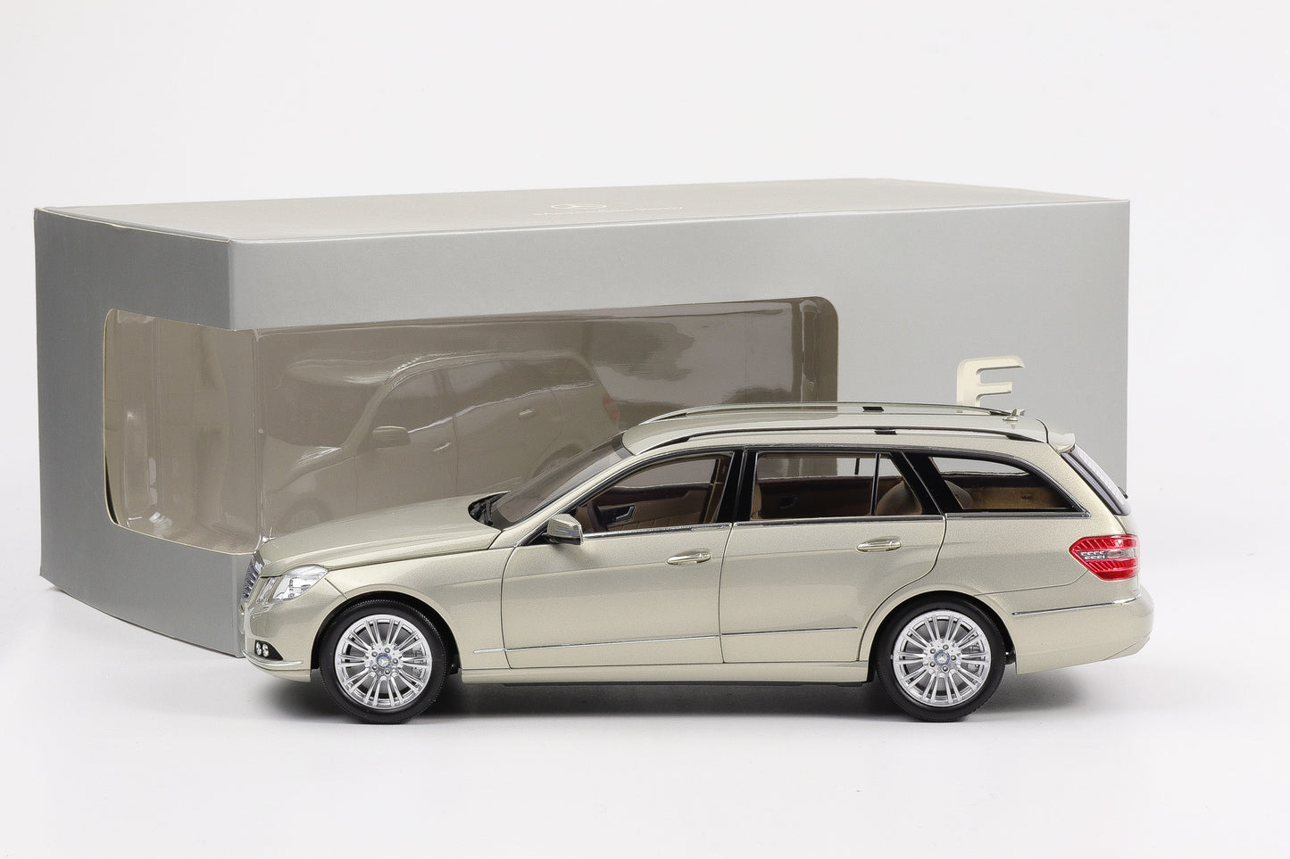 1:18 Minichamps Mercedes-Benz E-Klasse S212 T-Modell Perlbeige metallic full opening