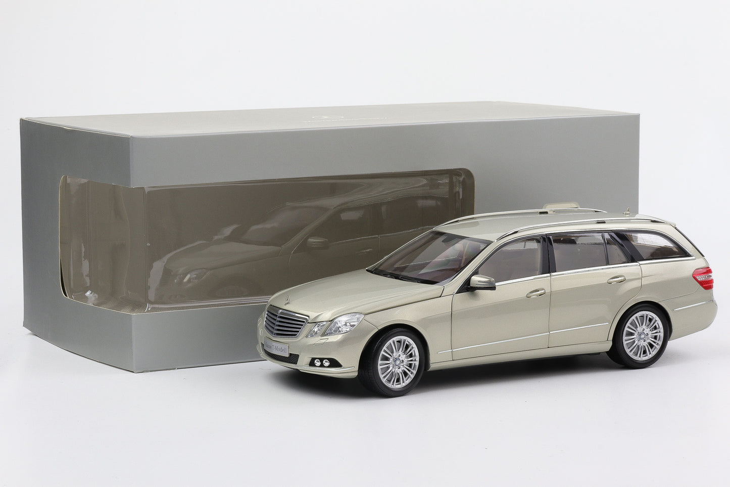 1:18 Minichamps Mercedes-Benz E-Klasse S212 T-Modell Perlbeige metallic full opening