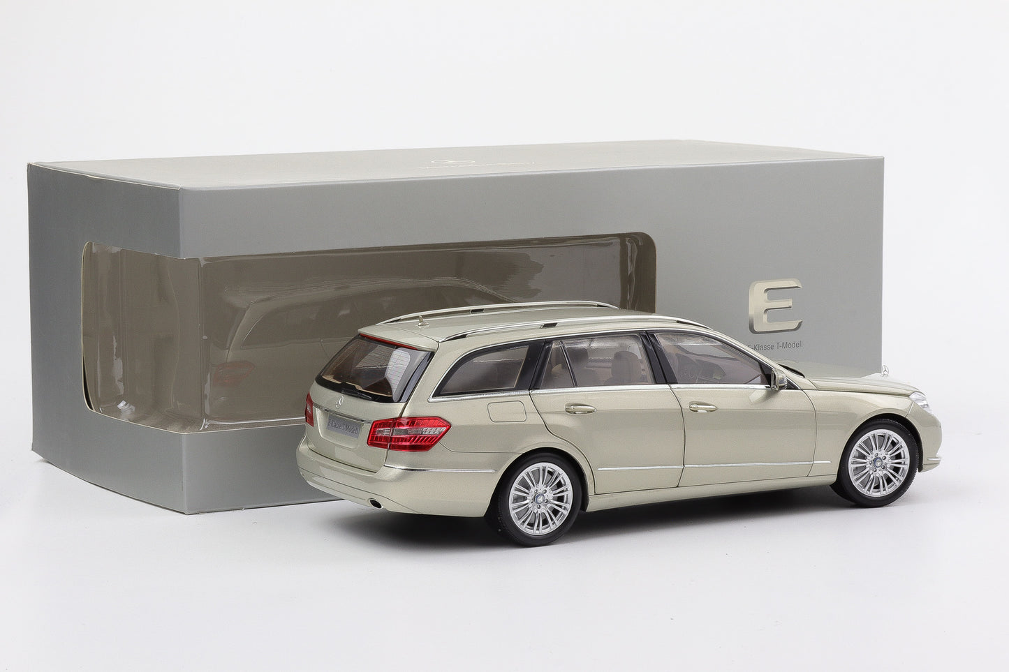 1:18 Minichamps Mercedes-Benz E-Klasse S212 T-Modell Perlbeige metallic full opening