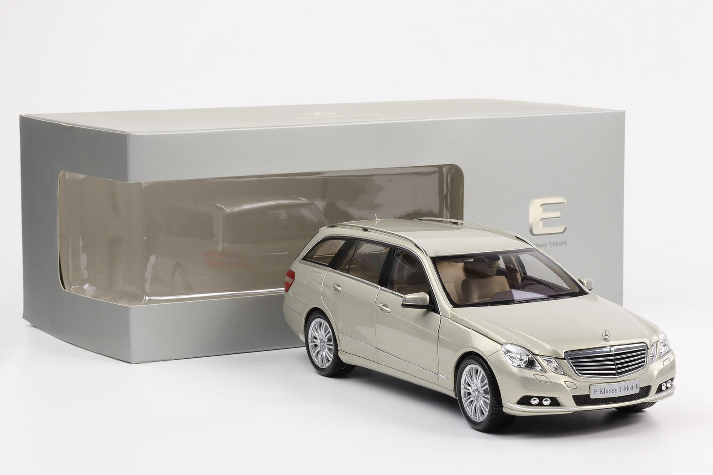 1:18 Minichamps Mercedes-Benz E-Klasse S212 T-Modell Perlbeige metallic full opening