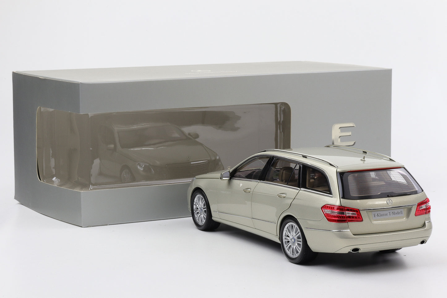 1:18 Minichamps Mercedes-Benz E-Klasse S212 T-Modell Perlbeige metallic full opening