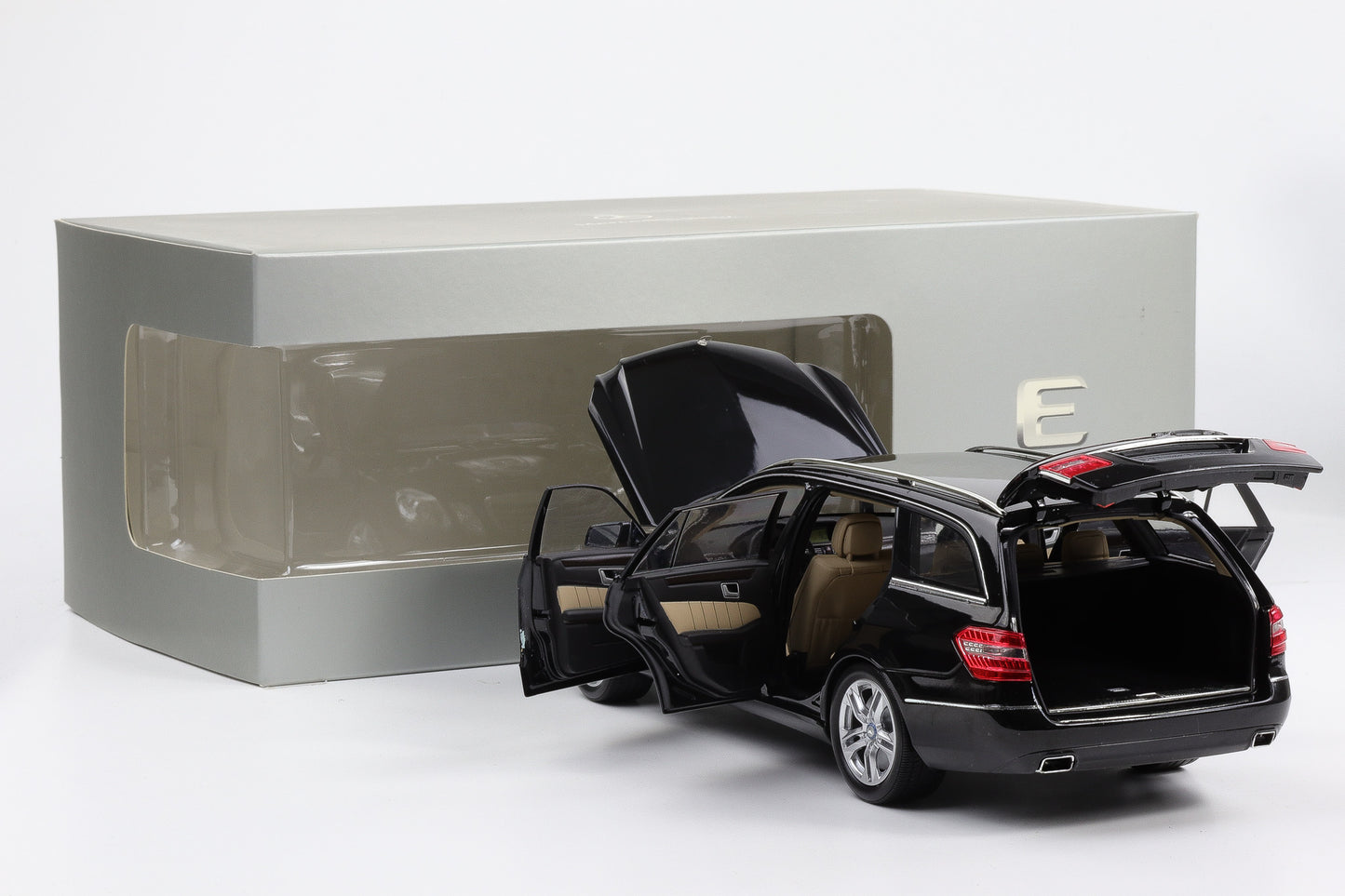 1:18 Minichamps Mercedes-Benz E-Klasse S212 T-Modell Cupritbraun metallic 2009