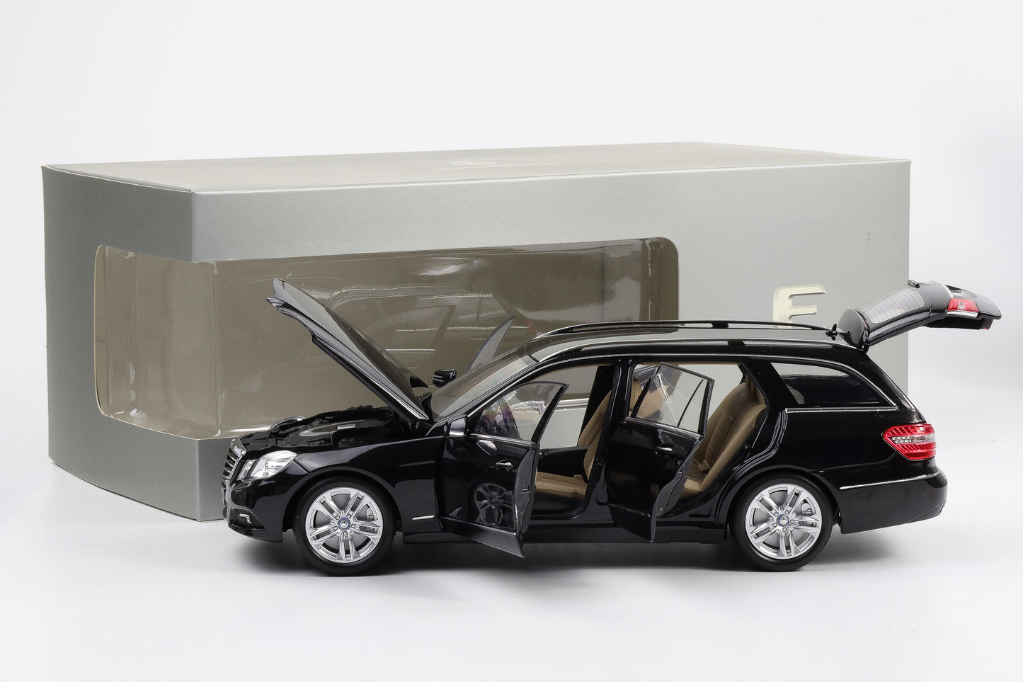 1:18 Minichamps Mercedes-Benz E-Klasse S212 T-Modell Cupritbraun metallic 2009