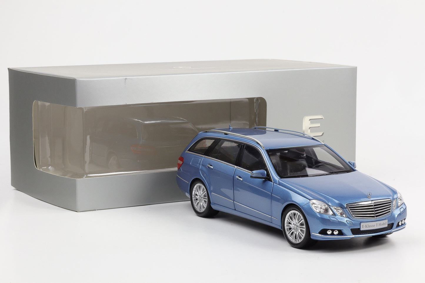 1:18 Minichamps Mercedes-Benz E-Klasse S212 T-Modell Indigolith metallic 2009