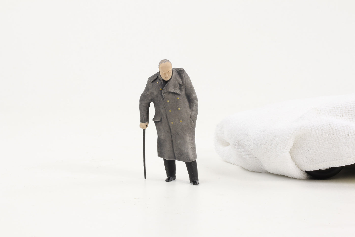 1:18 Cartrix Figur Winston Churchill alt Mantel Stock WWII GB