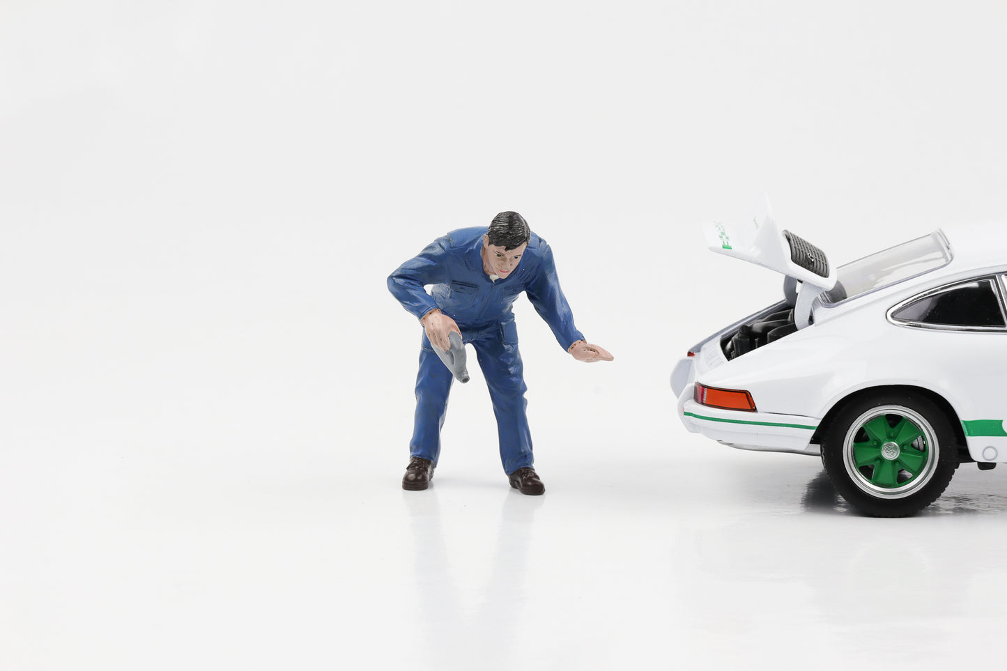 1:24 Figur Auto-Mechaniker Doug füllt Motoröl ein American Diorama Figuren