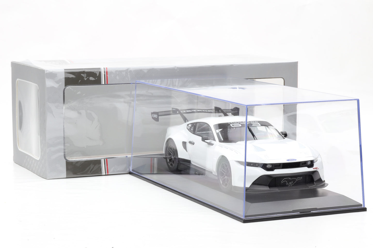 1:18 IXO Ford Mustang GT3 Racing Spec Plain Body Version 2024 + Vitrine