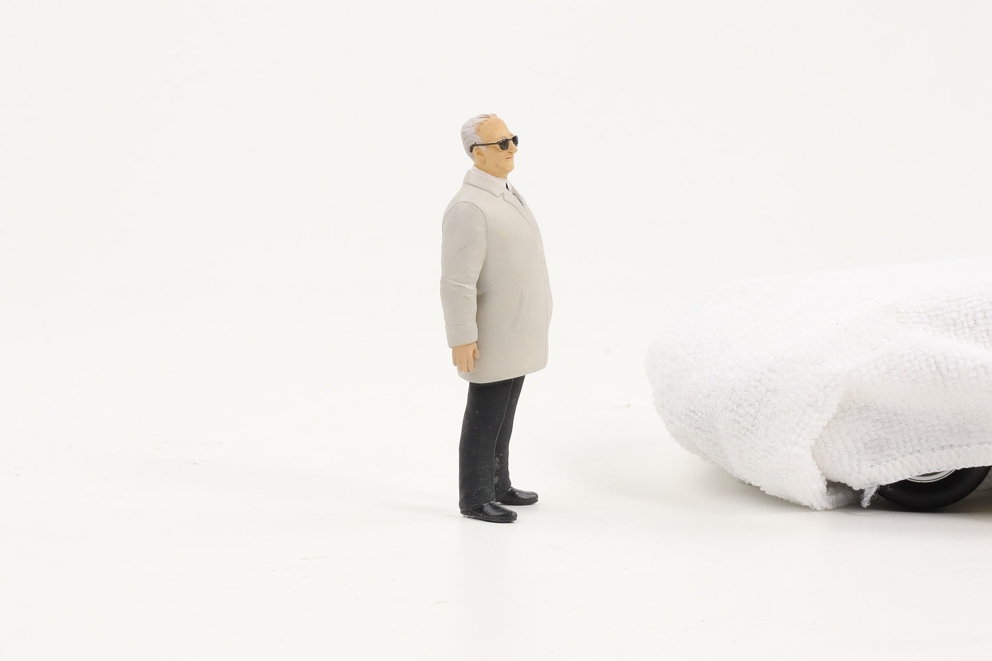 1:18 Cartrix Figur Enzo Ferrari Brille Mantel Italien