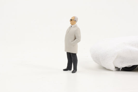 1:18 Cartrix Figur Enzo Ferrari Brille Mantel Italien