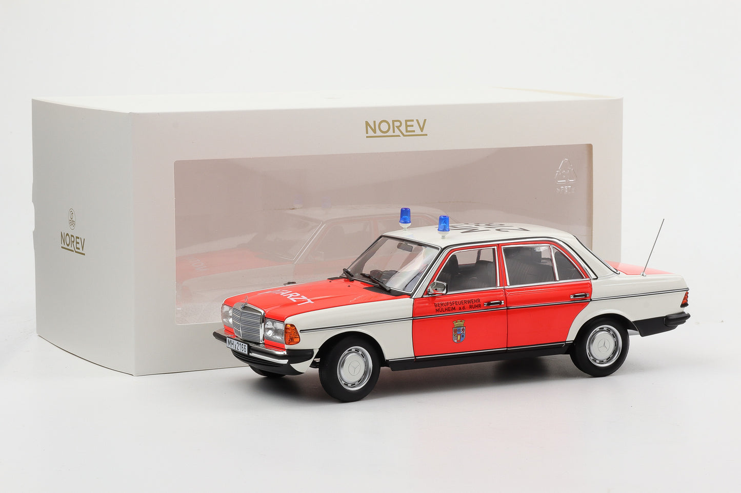 1:18 Norev Mercedes-Benz 200 W123 Limousine Notarzt Ambulance 1984 183834