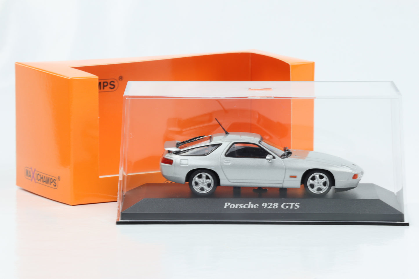 1:43 Porsche 928 GTS silber 1991 Maxichamps Minichamps
