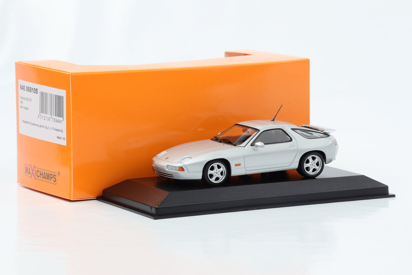 1:43 Porsche 928 GTS silber 1991 Maxichamps Minichamps