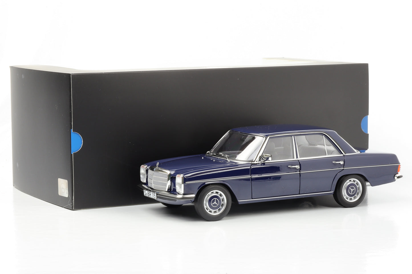 1:18 Mercedes-Benz 200 /8 W115 Mitternachtsblau 1973 Norev Dealer