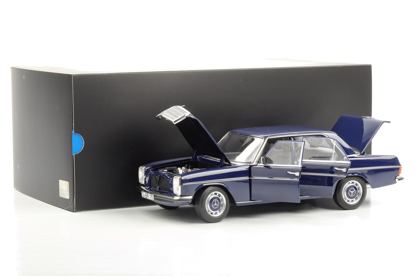 1:18 Mercedes-Benz 200 /8 W115 Mitternachtsblau 1973 Norev Dealer