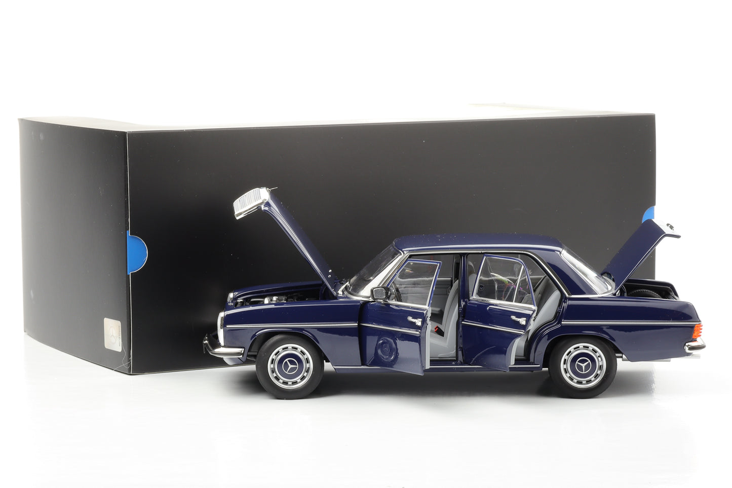 1:18 Mercedes-Benz 200 /8 W115 Mitternachtsblau 1973 Norev Dealer