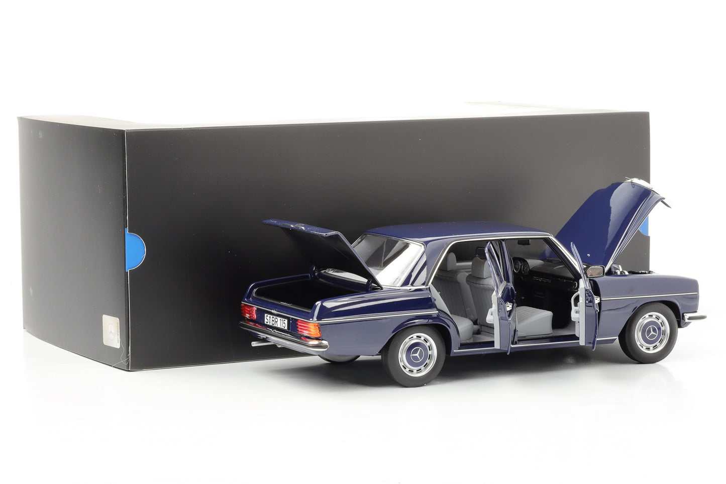 1:18 Mercedes-Benz 200 /8 W115 Mitternachtsblau 1973 Norev Dealer