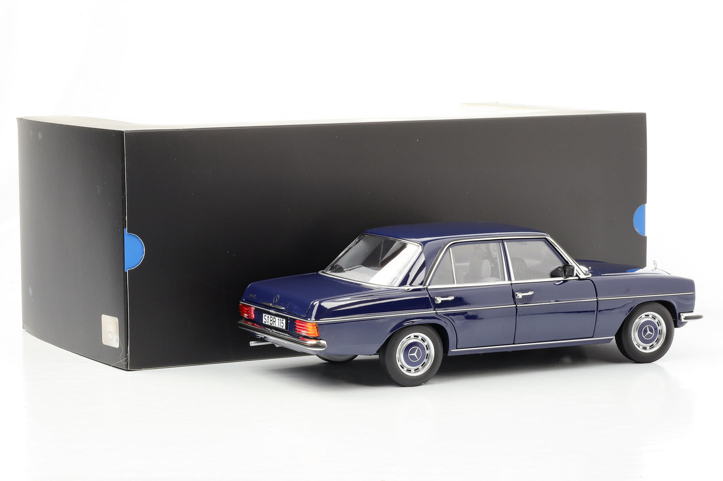 1:18 Mercedes-Benz 200 /8 W115 Mitternachtsblau 1973 Norev Dealer
