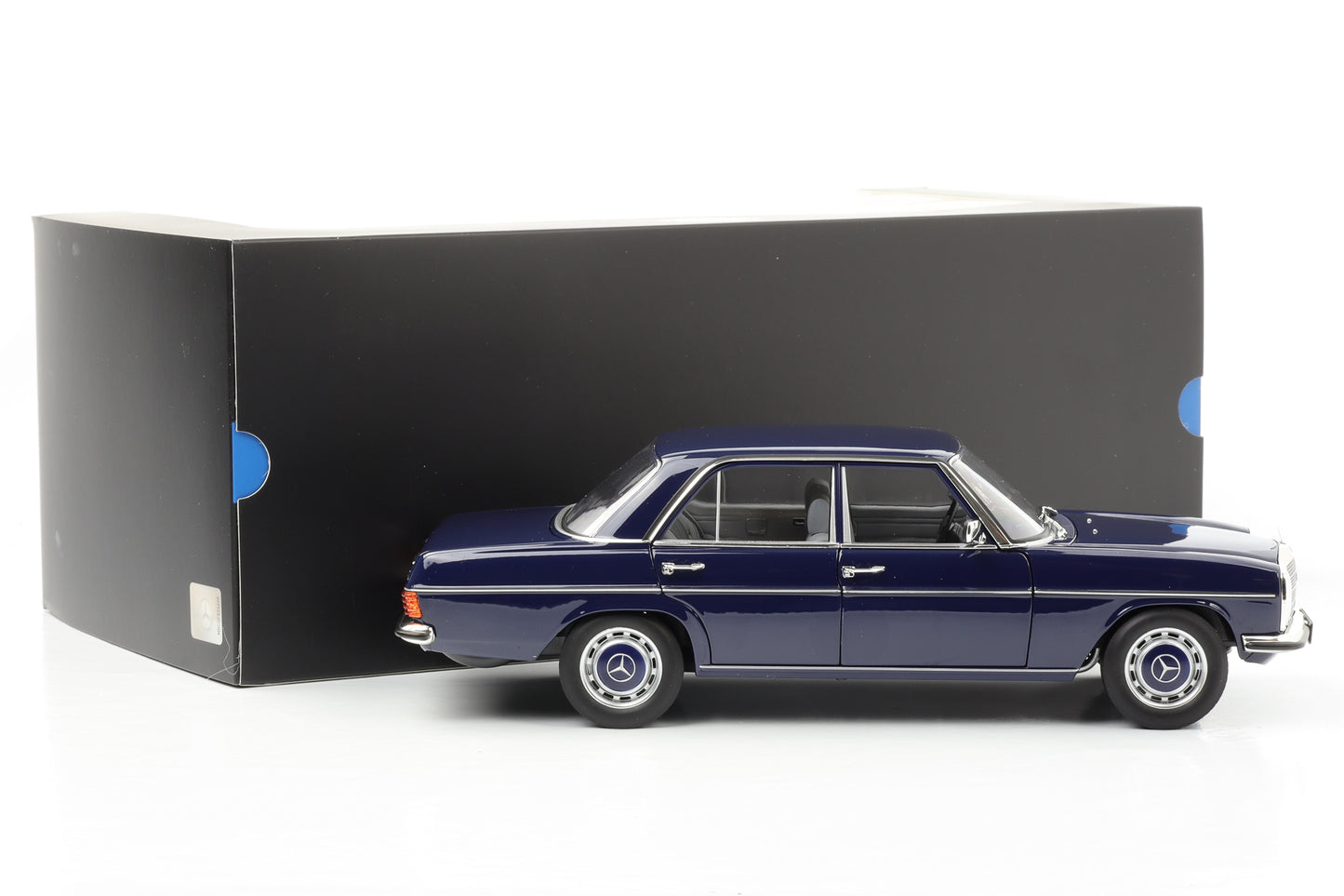 1:18 Mercedes-Benz 200 /8 W115 Mitternachtsblau 1973 Norev Dealer
