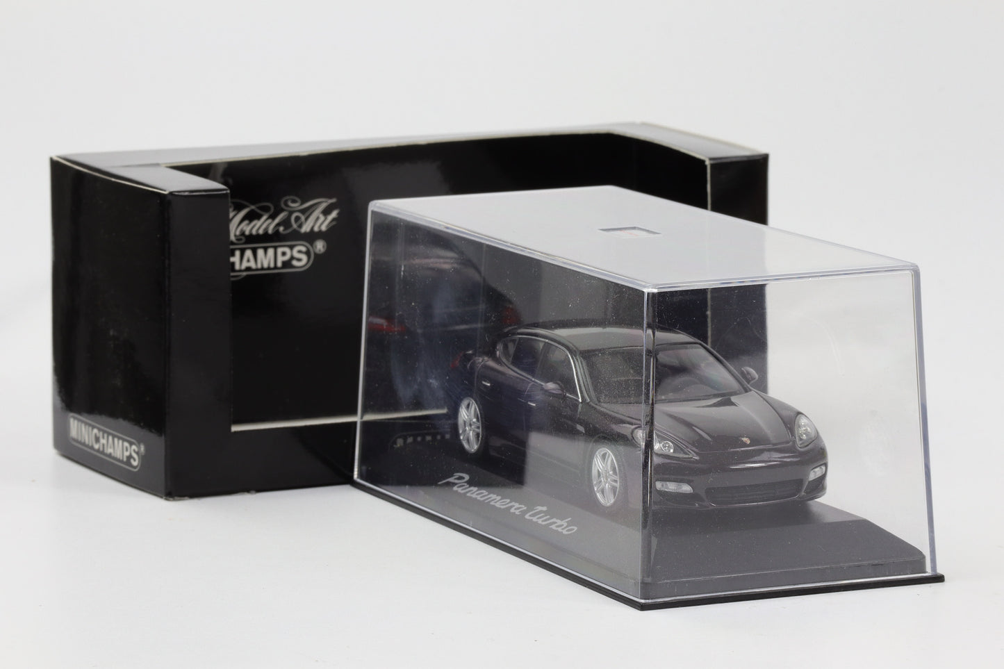 1:43 Minichamps Porsche Panamera Turbo IAA 2009 violett metallic Limited