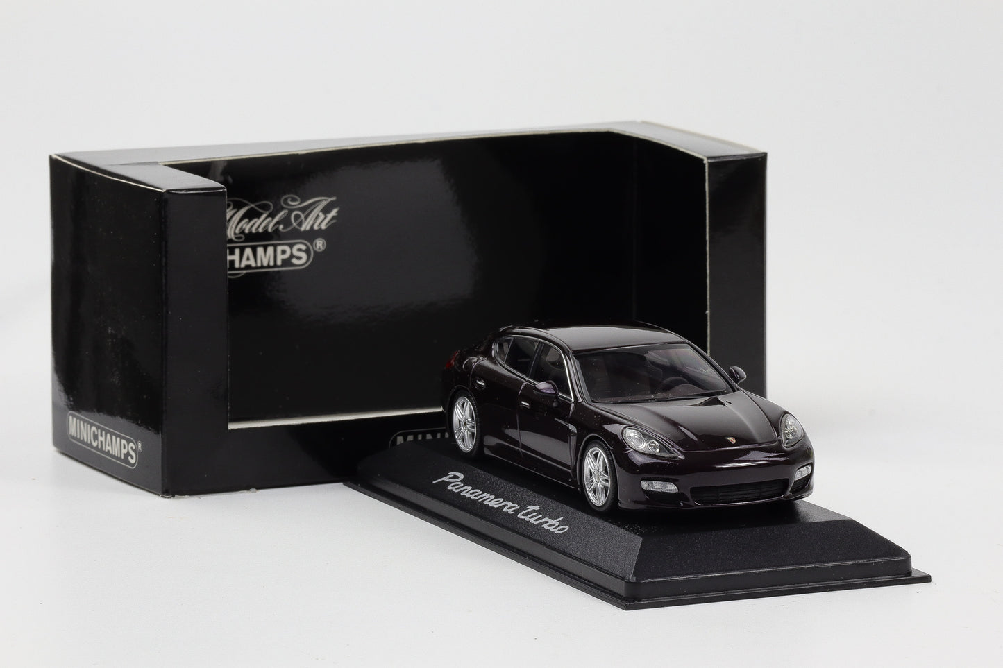 1:43 Minichamps Porsche Panamera Turbo IAA 2009 violett metallic Limited