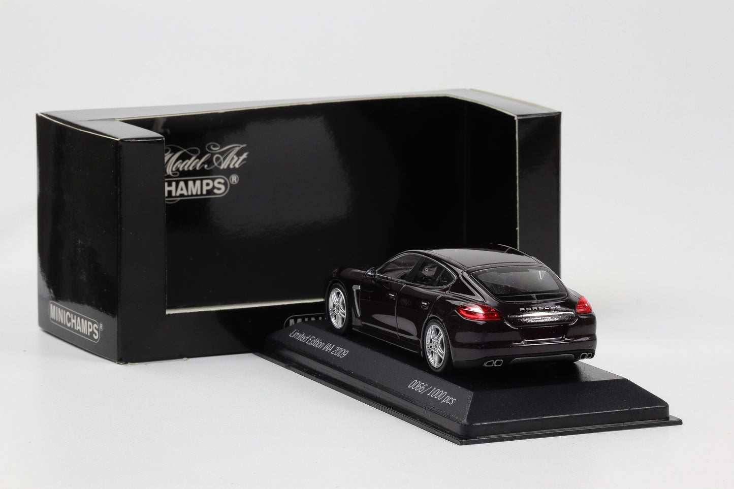 1:43 Minichamps Porsche Panamera Turbo IAA 2009 violett metallic Limited
