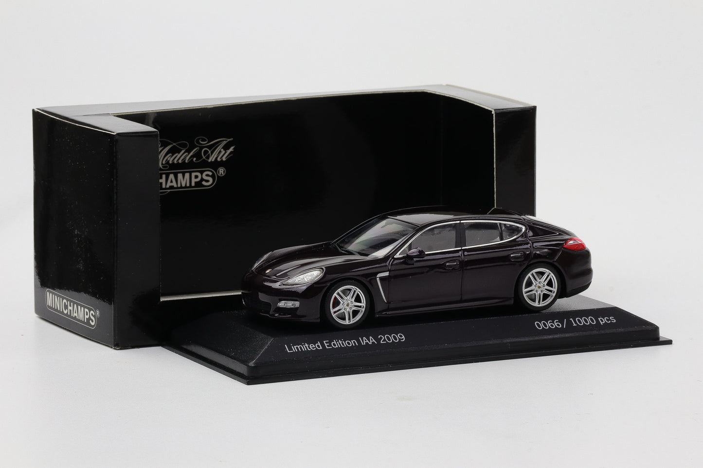 1:43 Minichamps Porsche Panamera Turbo IAA 2009 violett metallic Limited