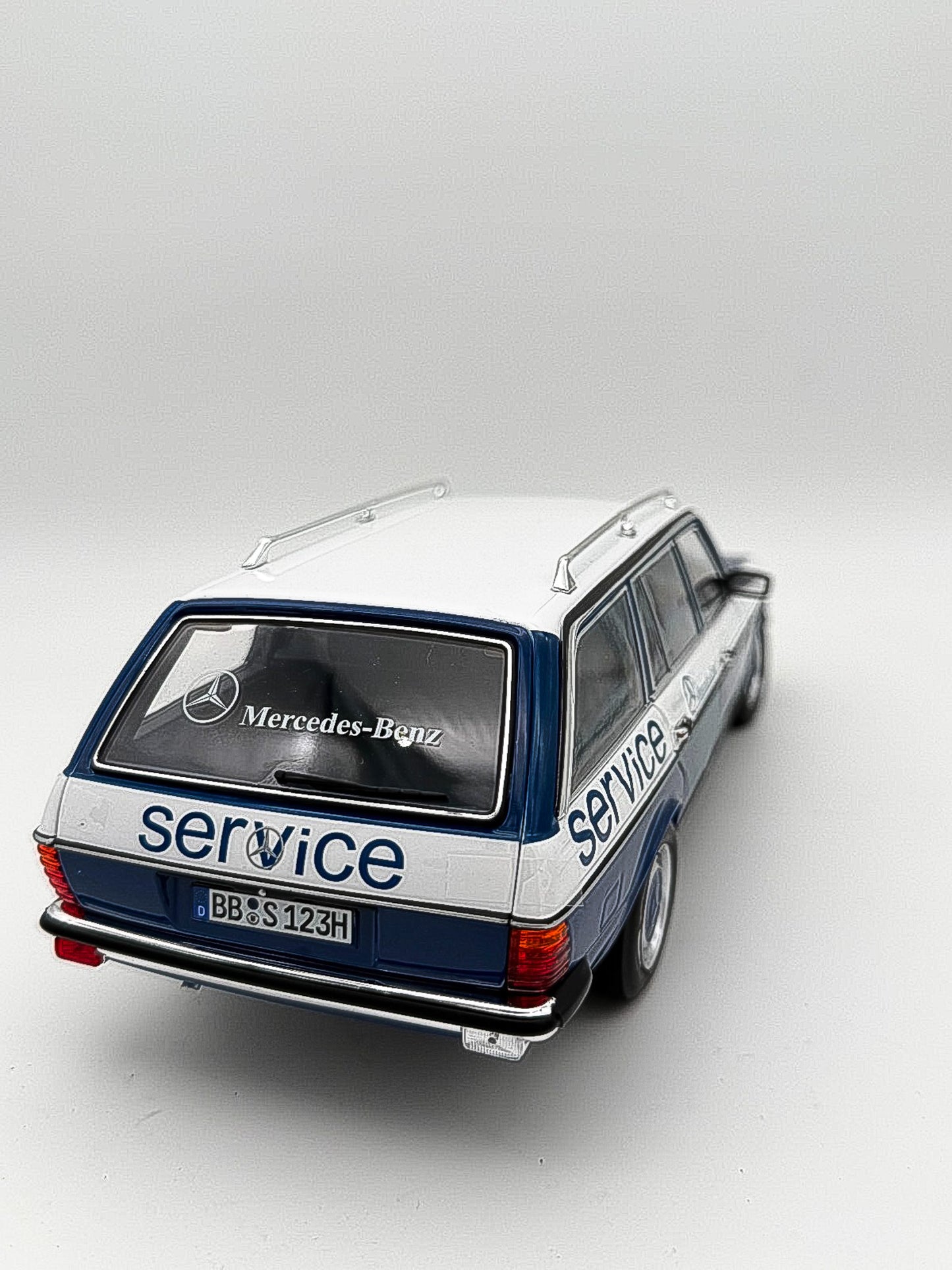1:18 Norev Mercedes-Benz 200 W123 T-Modell Servicewagen full opening Dealer limited
