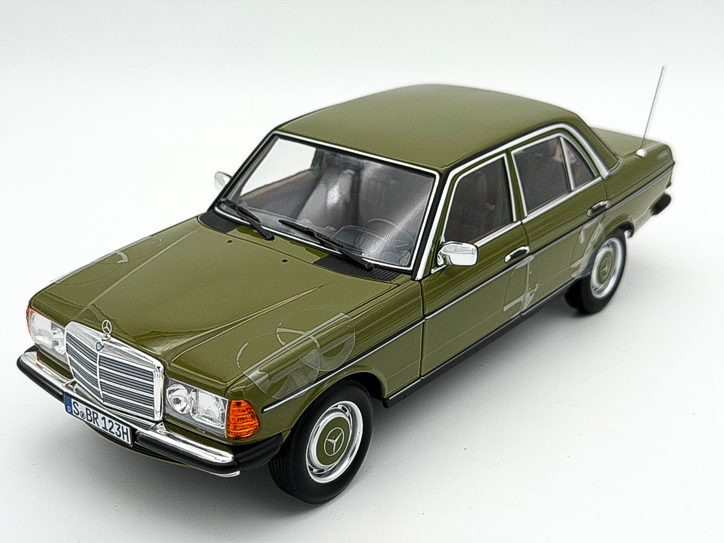 1:18 Norev Mercedes-Benz 200 W123 agavengrün 1980/85 full opening Dealer Edition